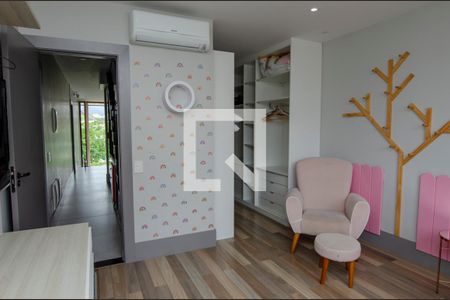 Casa de condomínio à venda com 380m², 4 quartos e 6 vagas Casa de condomínio à venda com 380m², 4 quartos e 6 vagasQuarto 4