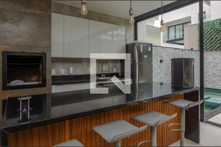 Casa de condomínio à venda com 380m², 4 quartos e 6 vagas Casa de condomínio à venda com 380m², 4 quartos e 6 vagasCozinha