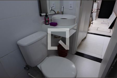 Casa de condomínio à venda com 380m², 4 quartos e 6 vagas Casa de condomínio à venda com 380m², 4 quartos e 6 vagasBanheiro da Área de serviço