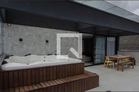 Casa de condomínio à venda com 380m², 4 quartos e 6 vagas Casa de condomínio à venda com 380m², 4 quartos e 6 vagasÁrea Externa