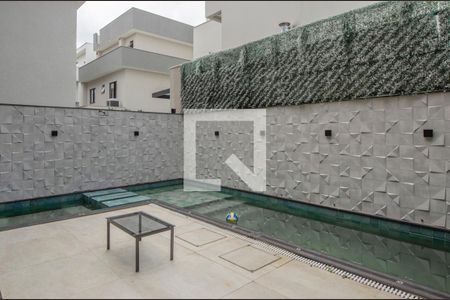 Casa de condomínio à venda com 380m², 4 quartos e 6 vagas Casa de condomínio à venda com 380m², 4 quartos e 6 vagasÁrea Externa