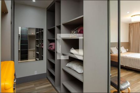 Casa de condomínio à venda com 380m², 4 quartos e 6 vagas Casa de condomínio à venda com 380m², 4 quartos e 6 vagasCloset do quarto 2