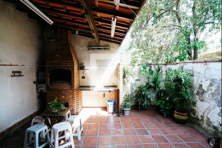 Casa à venda com 179m², 3 quartos e 2 vagas Casa à venda com 179m², 3 quartos e 2 vagasChurrasqueira