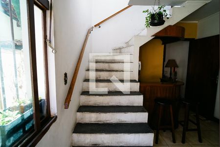 Casa à venda com 179m², 3 quartos e 2 vagas Casa à venda com 179m², 3 quartos e 2 vagasEscada