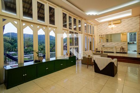 Sala  de casa de condomínio à venda com 3 quartos, 240m² em Badu, Niterói
