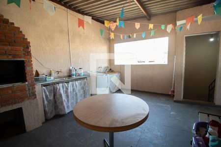 Casa à venda com 228m², 4 quartos e 3 vagas Casa à venda com 228m², 4 quartos e 3 vagasÁrea externa