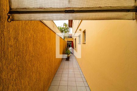 Casa à venda com 184m², 3 quartos e 2 vagas Casa à venda com 184m², 3 quartos e 2 vagasCorredor lateral