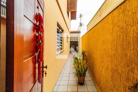 Casa à venda com 184m², 3 quartos e 2 vagas Casa à venda com 184m², 3 quartos e 2 vagasCorredor lateral