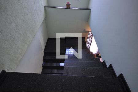 Casa à venda com 240m², 3 quartos e 7 vagasEscada