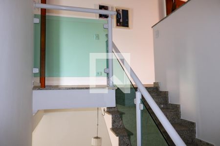 Casa à venda com 248m², 3 quartos e 6 vagas Casa à venda com 248m², 3 quartos e 6 vagasEscada para Quartos