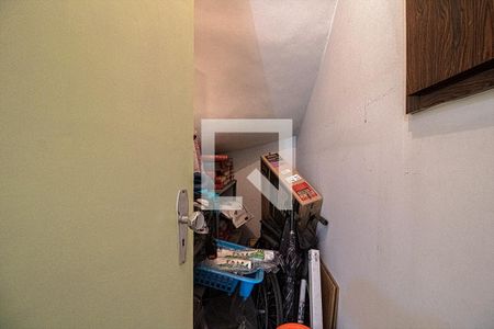 Casa à venda com 218m², 4 quartos e 3 vagasdespensa em baixo da escada no piso inferior