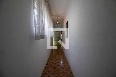 Casa à venda com 218m², 4 quartos e 3 vagascorredor para cômodos no piso inferior