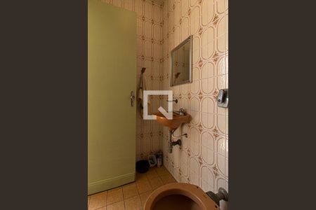 Casa à venda com 218m², 4 quartos e 3 vagasbanheiro na área de serviço