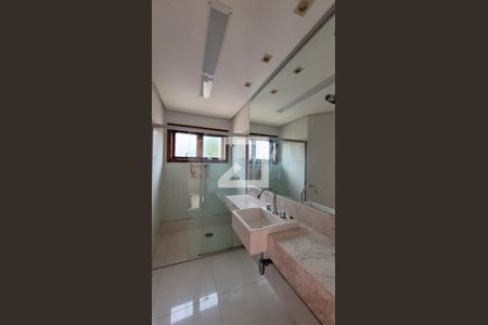 Casa de condomínio à venda com 455m², 5 quartos e 4 vagasBanheiro da Suíte 1