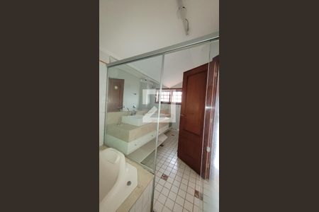 Casa de condomínio à venda com 455m², 5 quartos e 4 vagasbanheiro da suíte master