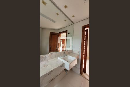 Casa de condomínio à venda com 455m², 5 quartos e 4 vagasBanheiro da Suíte 1