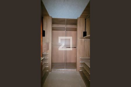 Casa de condomínio à venda com 455m², 5 quartos e 4 vagasCloset