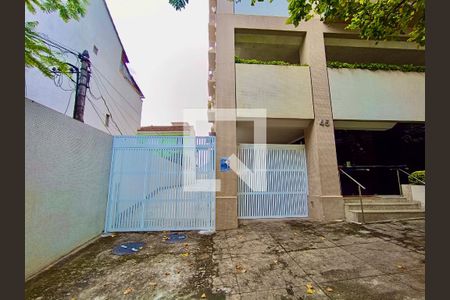 Apartamento para alugar com 69m², 2 quartos e 1 vagaFachada com cartaz QA