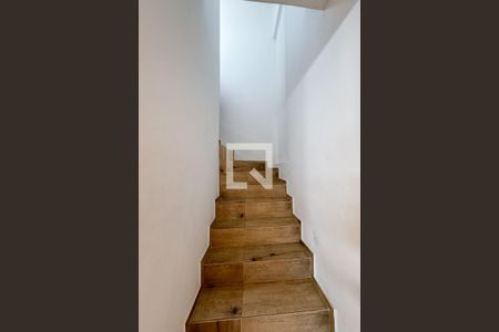 Escada de casa de condomínio para alugar com 2 quartos, 110m² em Vila Olímpia, São Paulo