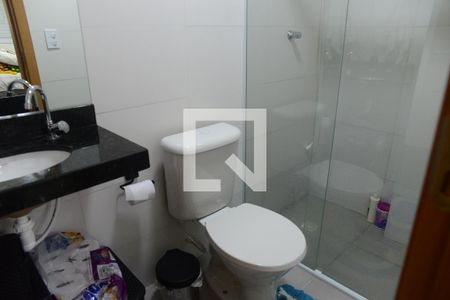 Banheiro suite de apartamento para alugar com 1 quarto, 56m² em Guilhermina, Praia Grande
