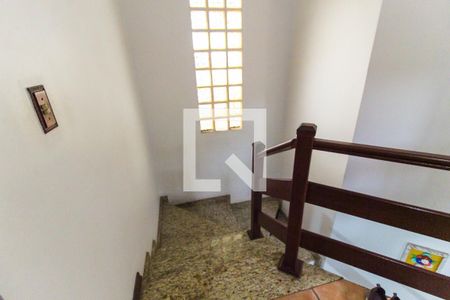 Casa à venda com 150m², 3 quartos e 3 vagas Casa à venda com 150m², 3 quartos e 3 vagasEscada