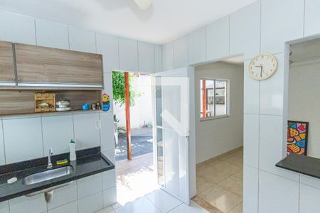 Casa para alugar com 55m², 2 quartos e 3 vagas Casa para alugar com 55m², 2 quartos e 3 vagasCozinha