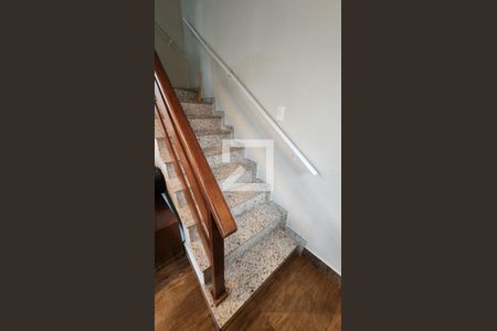 Casa para alugar com 120m², 3 quartos e 2 vagas Casa para alugar com 120m², 3 quartos e 2 vagasEscada