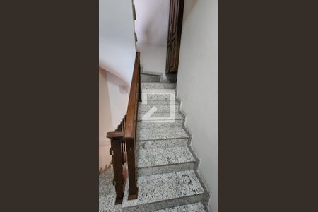 Casa para alugar com 120m², 3 quartos e 2 vagas Casa para alugar com 120m², 3 quartos e 2 vagasEscada