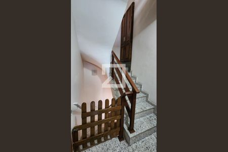 Casa para alugar com 120m², 3 quartos e 2 vagas Casa para alugar com 120m², 3 quartos e 2 vagasEscada