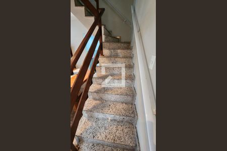 Casa para alugar com 120m², 3 quartos e 2 vagas Casa para alugar com 120m², 3 quartos e 2 vagasEscada