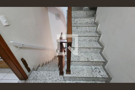 Casa para alugar com 120m², 3 quartos e 2 vagas Casa para alugar com 120m², 3 quartos e 2 vagasEscada