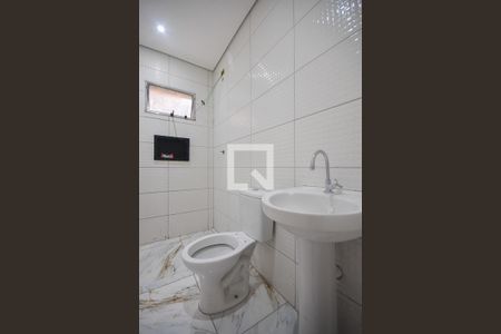 Banheiro de kitnet/studio para alugar com 1 quarto, 27m² em Campo Limpo, São Paulo