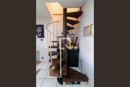 Casa à venda com 220m², 4 quartos e 2 vagasCasa 1 - Escada