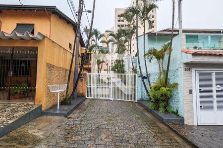 Casa de condomínio para alugar com 169m², 3 quartos e 2 vagas Casa de condomínio para alugar com 169m², 3 quartos e 2 vagasFachada