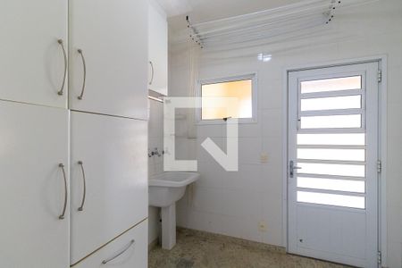 Casa de condomínio à venda com 330m², 3 quartos e 6 vagasÁrea de serviço