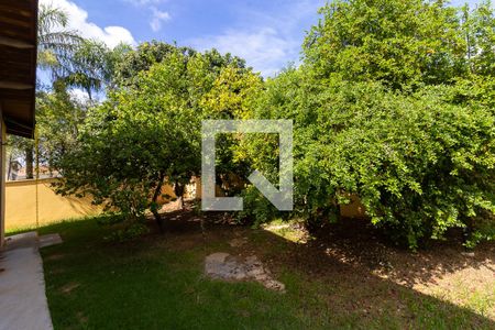 Casa de condomínio à venda com 330m², 3 quartos e 6 vagasQuintal