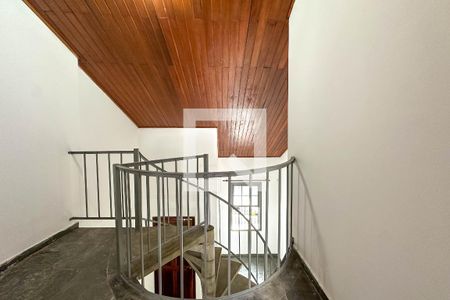 Escada de casa para alugar com 2 quartos, 150m² em Lapa, São Paulo