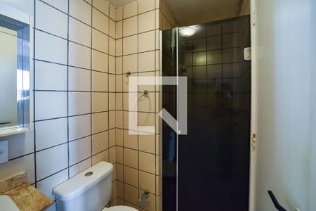 Banheiro da Suíte Americana de apartamento para alugar com 2 quartos, 45m² em Sarandi, Porto Alegre