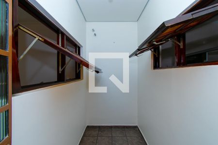 Casa à venda com 250m², 3 quartos e 4 vagas Casa à venda com 250m², 3 quartos e 4 vagasEscritório