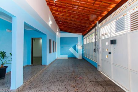 Casa à venda com 250m², 3 quartos e 4 vagas Casa à venda com 250m², 3 quartos e 4 vagasHall de entrada - Garagem