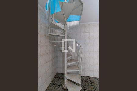 Casa à venda com 250m², 3 quartos e 4 vagas Casa à venda com 250m², 3 quartos e 4 vagasEscada