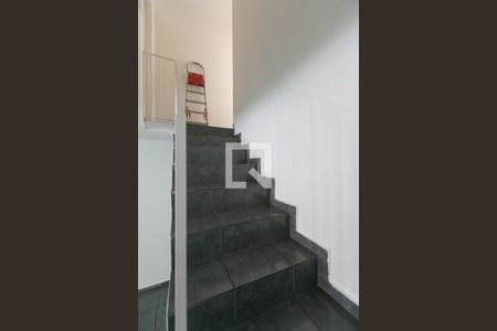 Escada  de casa à venda com 3 quartos, 100m² em Vila Carmosina, São Paulo