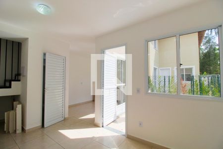 Sala de casa de condomínio para alugar com 2 quartos, 49m² em Chácara Rincão, Cotia