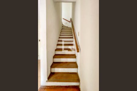Escada de casa para alugar com 3 quartos, 120m² em Ouro Preto, Belo Horizonte