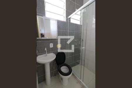 Banheiro de apartamento para alugar com 1 quarto, 55m² em Jardim Guanabara, Rio de Janeiro