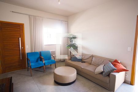 Sala de casa à venda com 3 quartos, 235m² em Rio Branco, Belo Horizonte