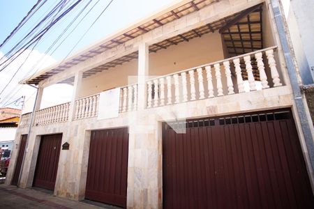 Casa à venda com 235m², 3 quartos e 3 vagas Casa à venda com 235m², 3 quartos e 3 vagasFachada