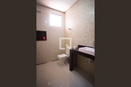 Casa à venda com 235m², 3 quartos e 3 vagas Casa à venda com 235m², 3 quartos e 3 vagasBanheiro Social