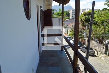 Casa à venda com 170m², 3 quartos e 2 vagas Casa à venda com 170m², 3 quartos e 2 vagasVaranda
