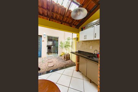 Casa de condomínio à venda com 109m², 2 quartos e 1 vagaÁrea externa